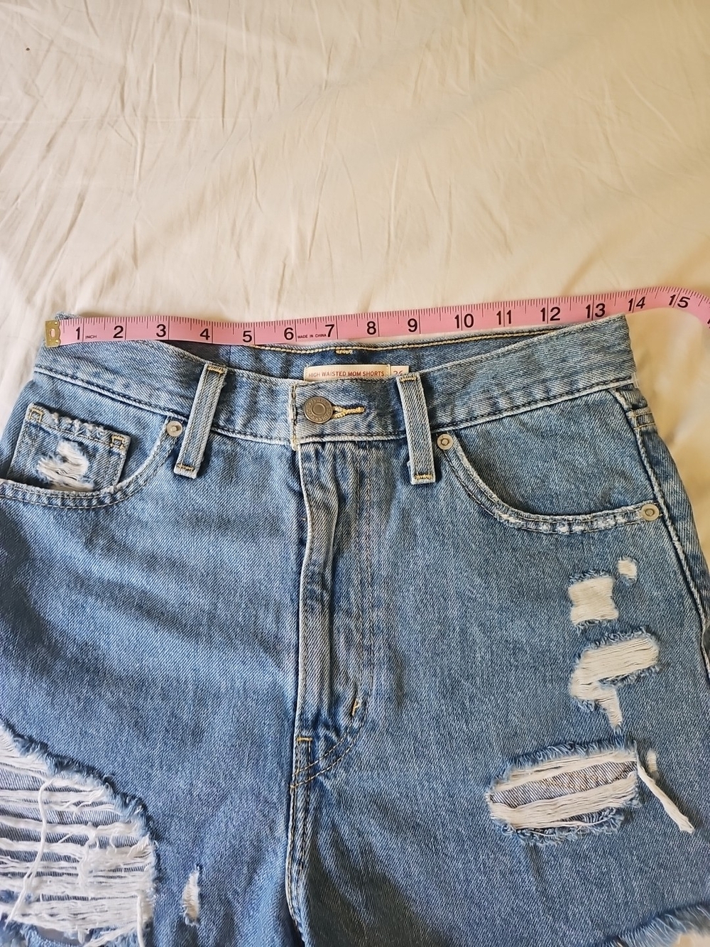 LEVI'S Women High Waisted Mom Shorts Jeans Size 26 Distressed - Picture 7 of 7